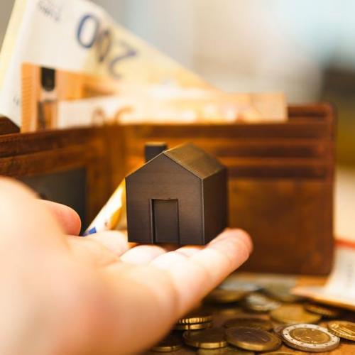 Budowa domu – ile trzeba mieć oszczędności? Przewodnik po kosztach i budżecie inwestycji